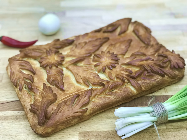 с зеленым луком и яйцом